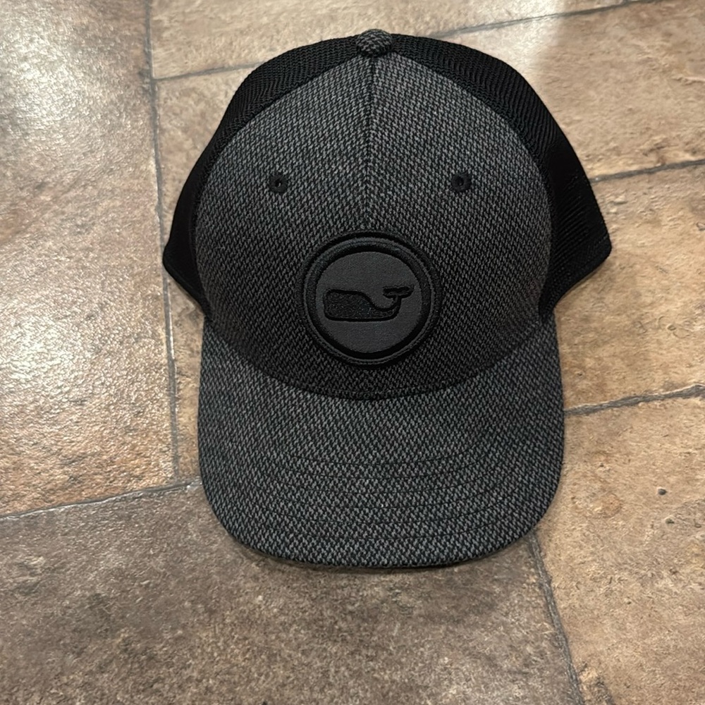 Vineyard vines hat. Snapback. Never worn, but does not have tags, black and gray